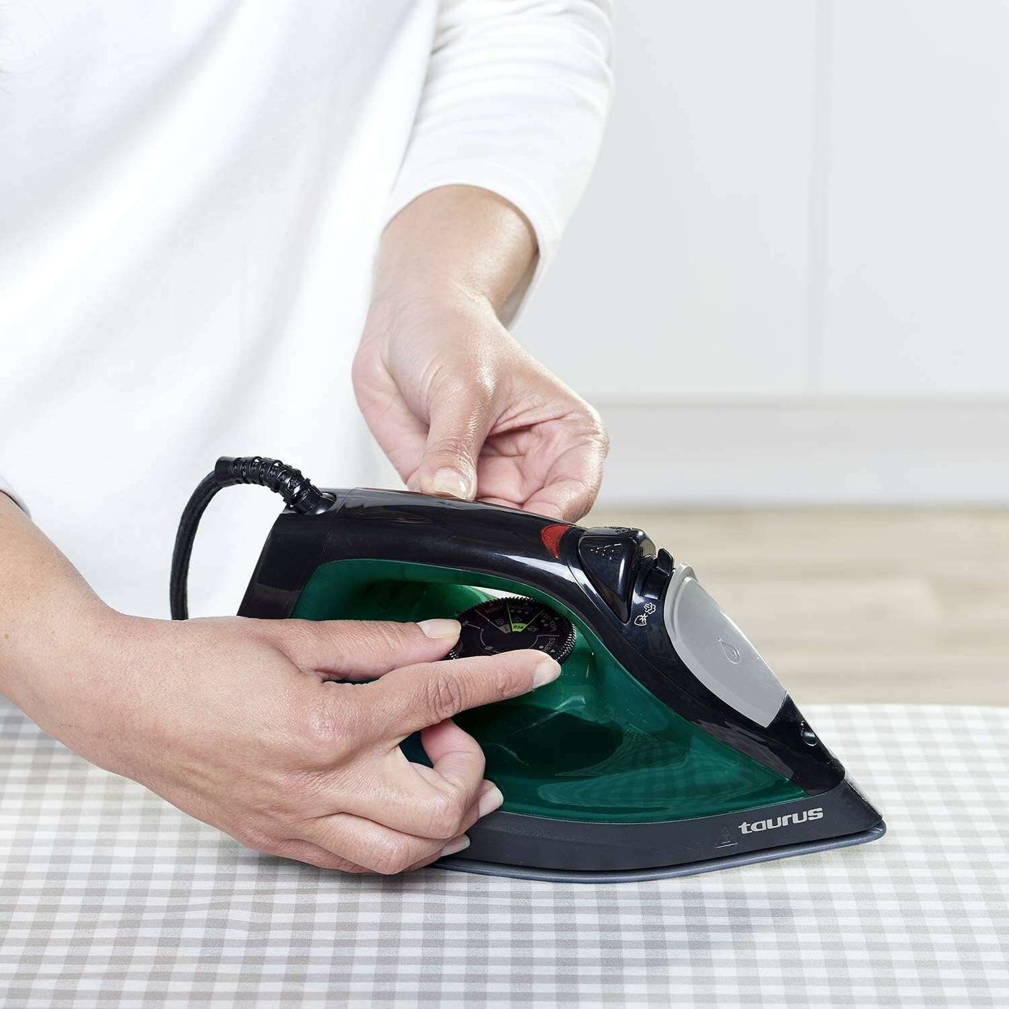 Quartz 2000 Ceramic Steam Iron - Medaid International