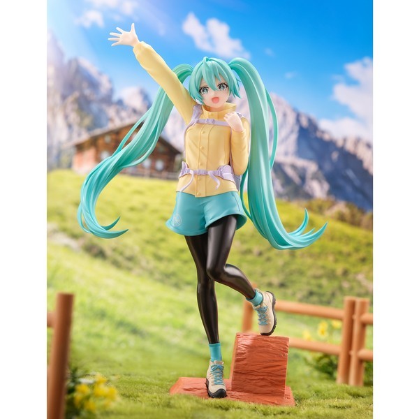 HATSUNE MIKU Holiday Memories -mountain climbing- Figure By Banpresto - Medaid International