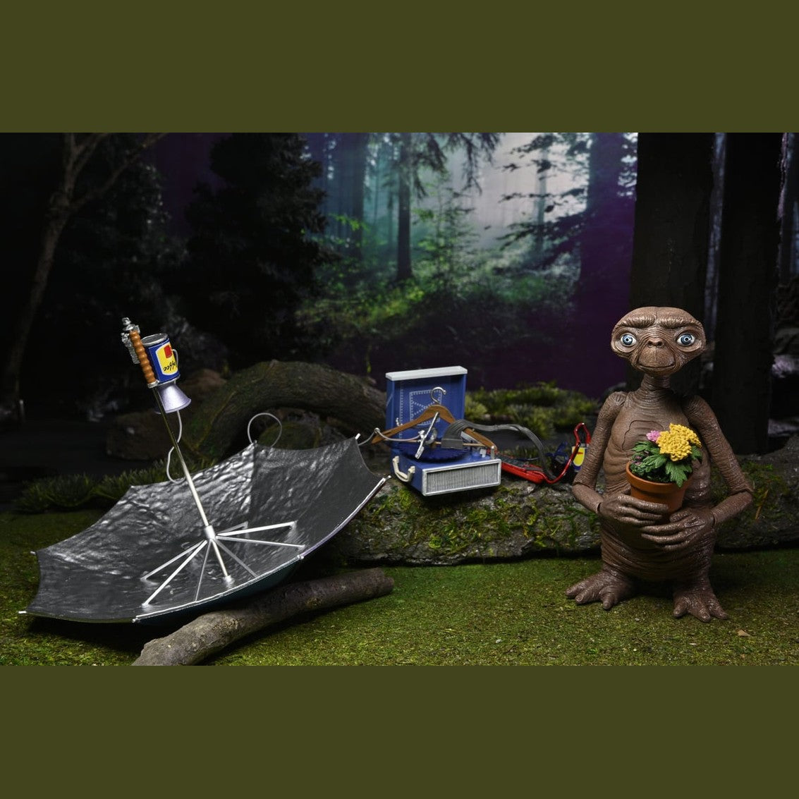 Neca - Ultimate Deluxe 40th Anniversary E.T. Action Figure
