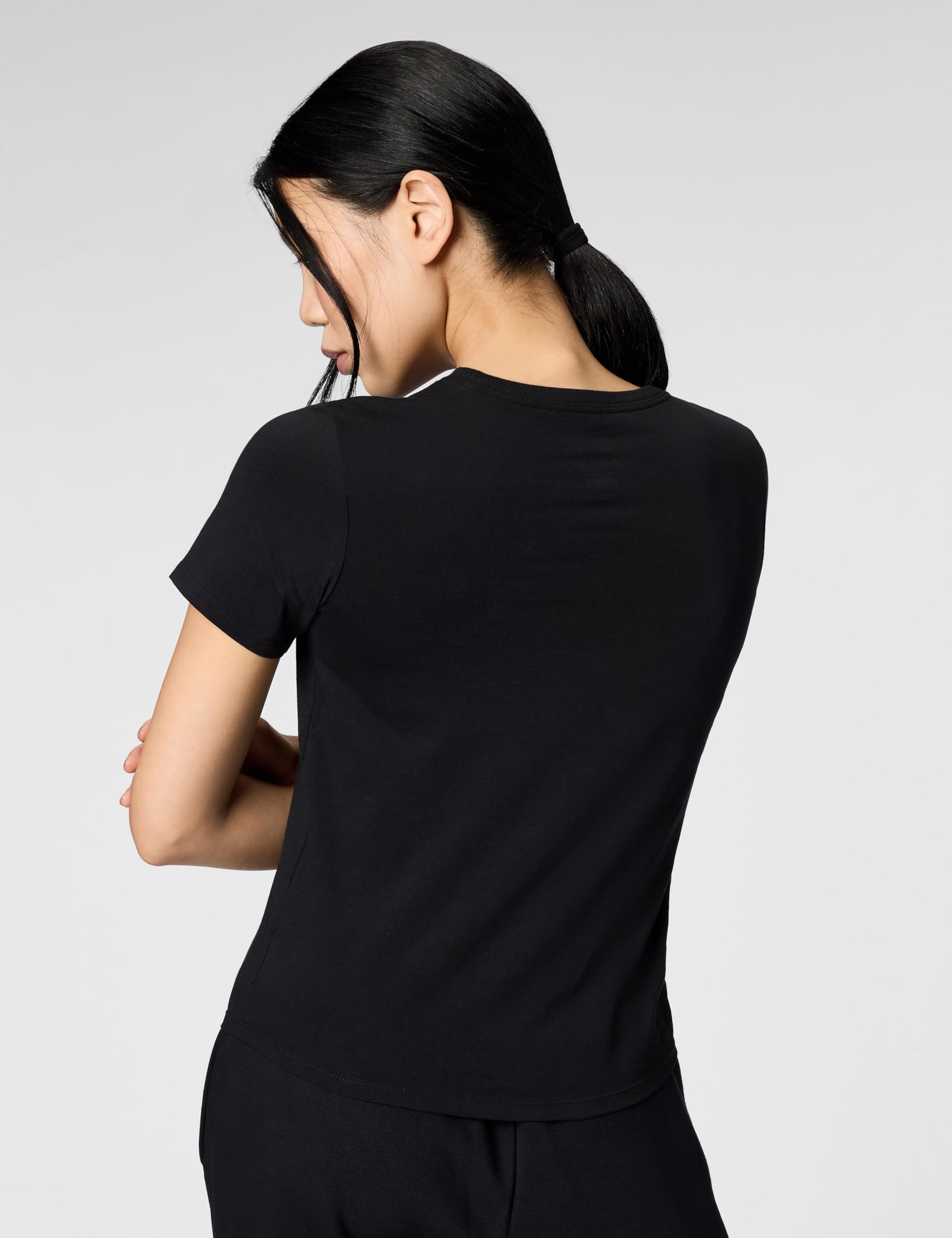 Nike Women's Sportswear Club Essentials T-Shirt, Black/White, Medium - Medaid International