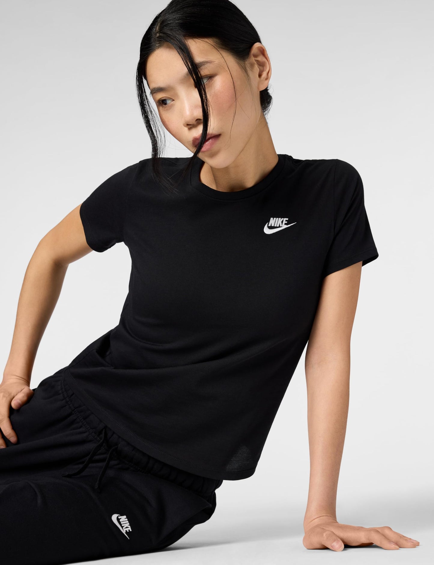 Nike Women's Sportswear Club Essentials T-Shirt, Black/White, Medium - Medaid International