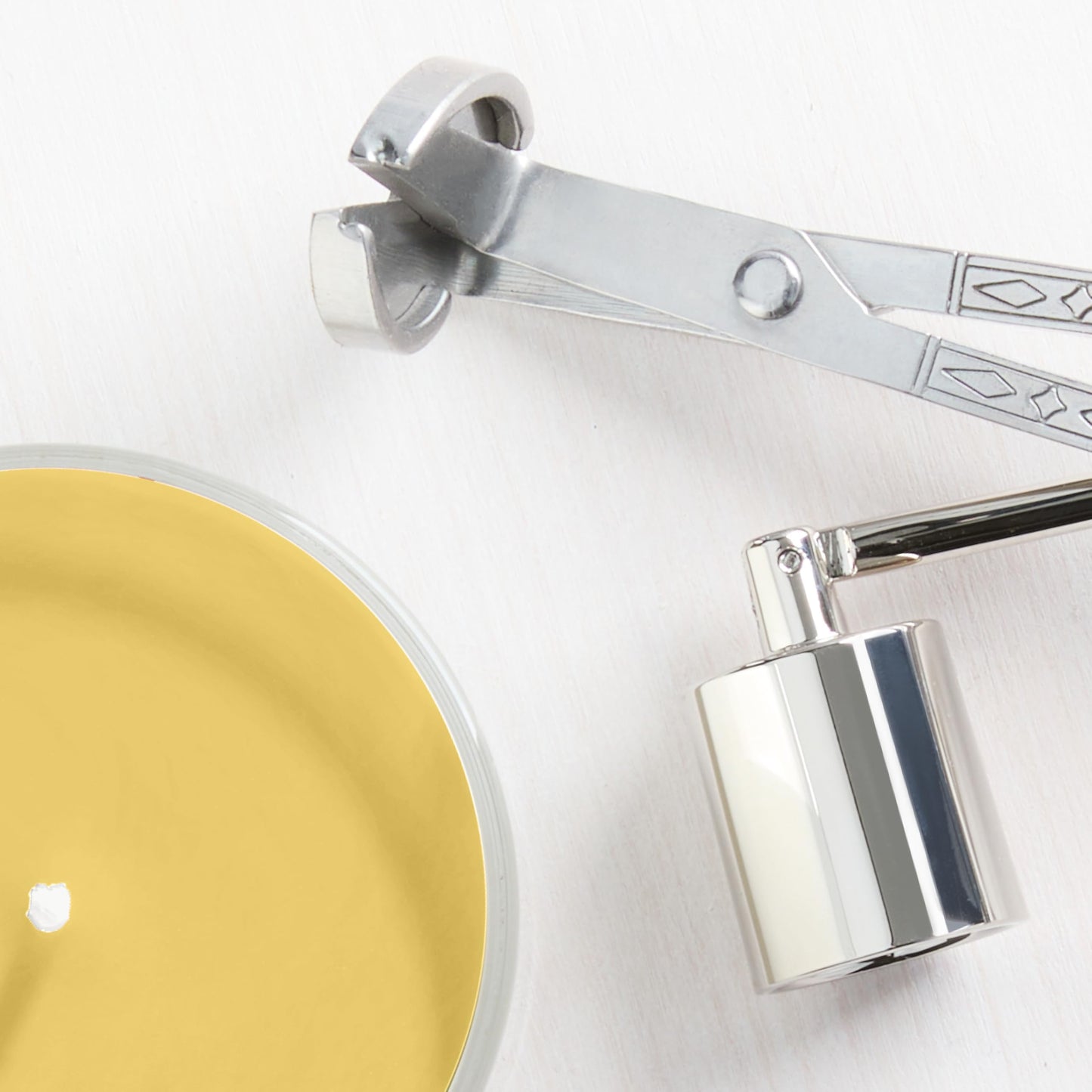 Yankee Candle Autumn Wreath, Fall Scented Candle, 22oz Large Jar with up to 150 Hour Burn Time - Medaid International