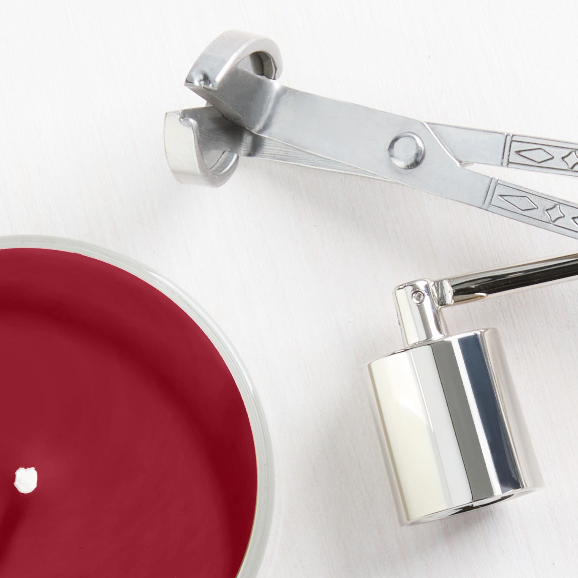 Yankee Candle Red Apple Wreath, Fall Scented Candle, 22oz Large Jar with up to 150 Hour Burn Time - Medaid International