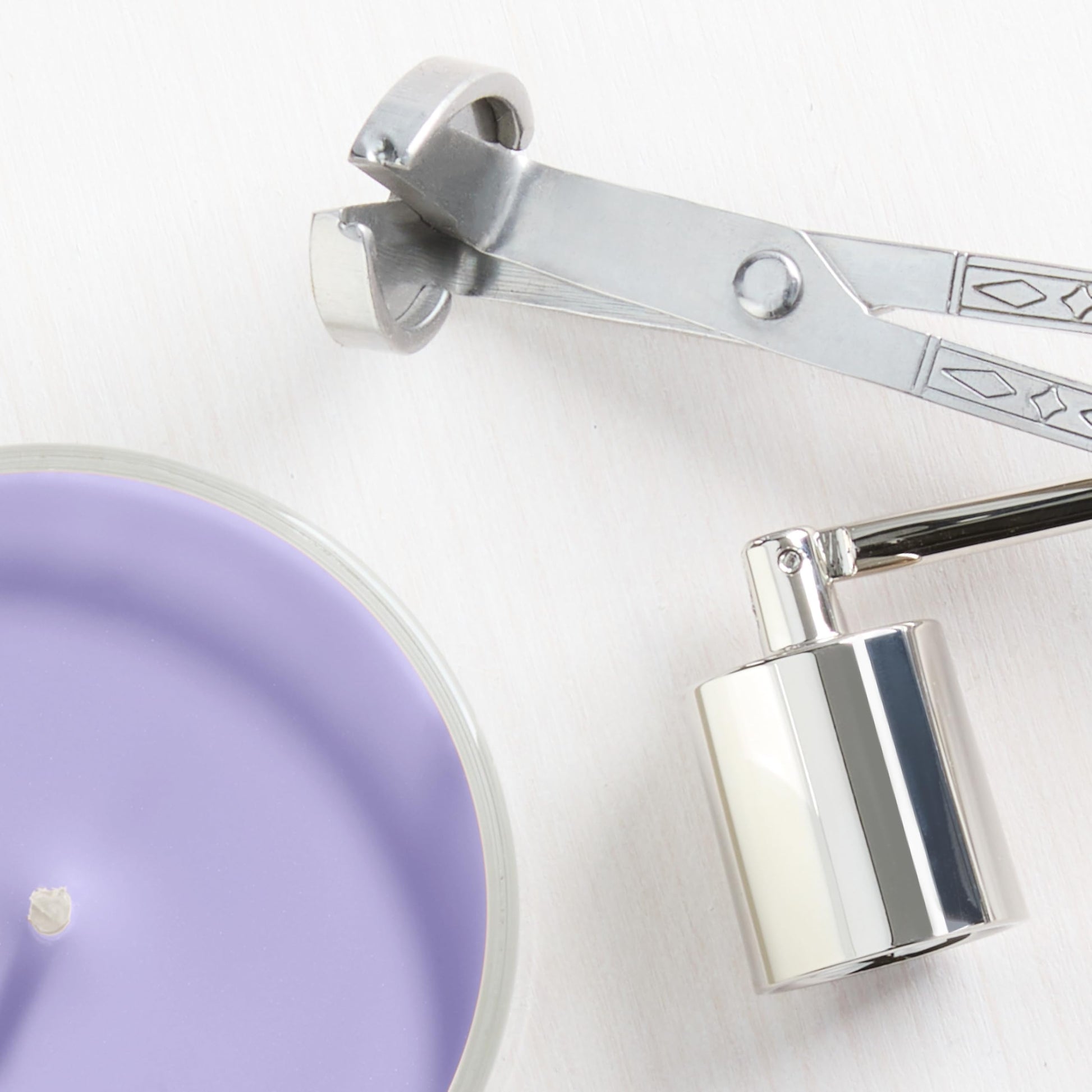 Yankee Candle Large Tumbler Scented Candle with up to 80 Hour Burn Time, Premium Plant Wax Blend for Consistent Burn, 20 oz Tumbler Candle with Room Filling Fragrance, Lilac Blossoms - Medaid International