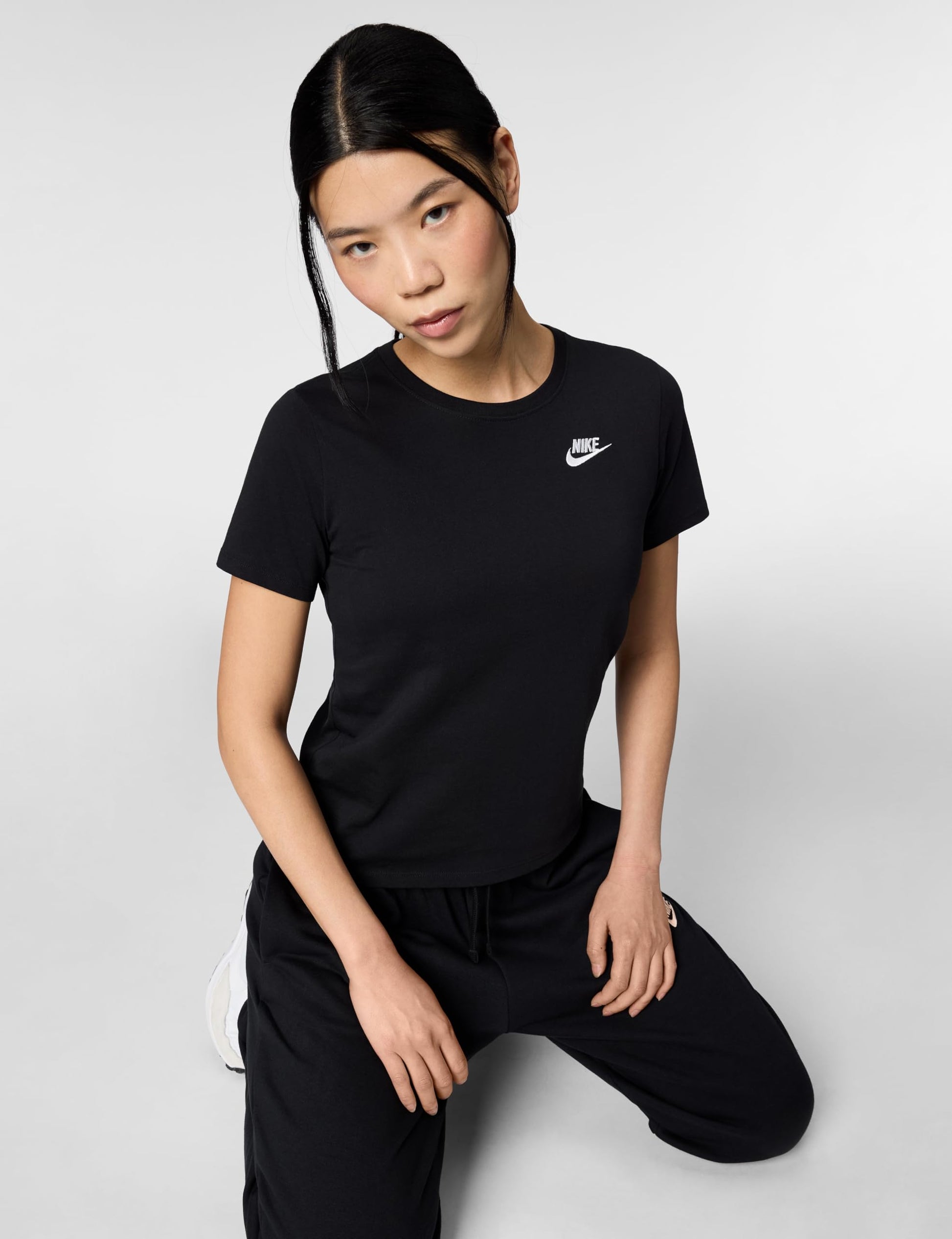 Nike Women's Sportswear Club Essentials T-Shirt, Black/White, Medium - Medaid International
