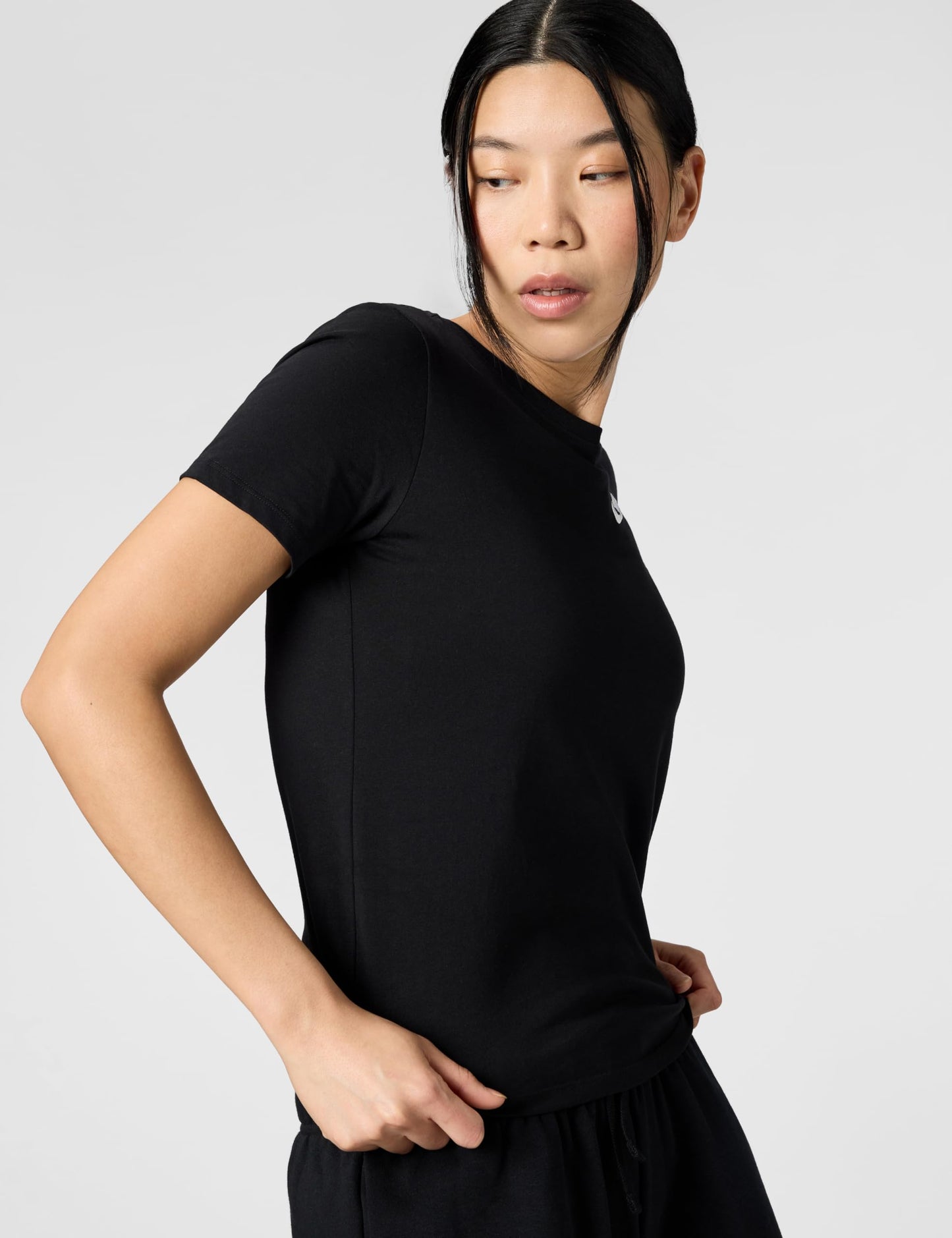 Nike Women's Sportswear Club Essentials T-Shirt, Black/White, Medium - Medaid International