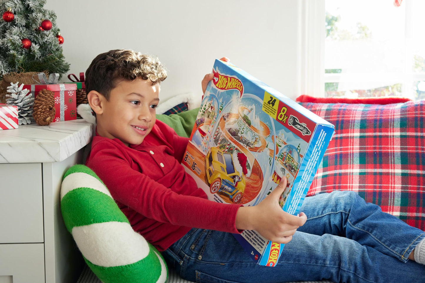 Hot Wheels Toy Cars, 2024 Advent Calendar, 8 1:64 Scale Cars, 16 Winter-Themed Accessories Behind 24 Numbered Doors & a Playmat - Medaid International