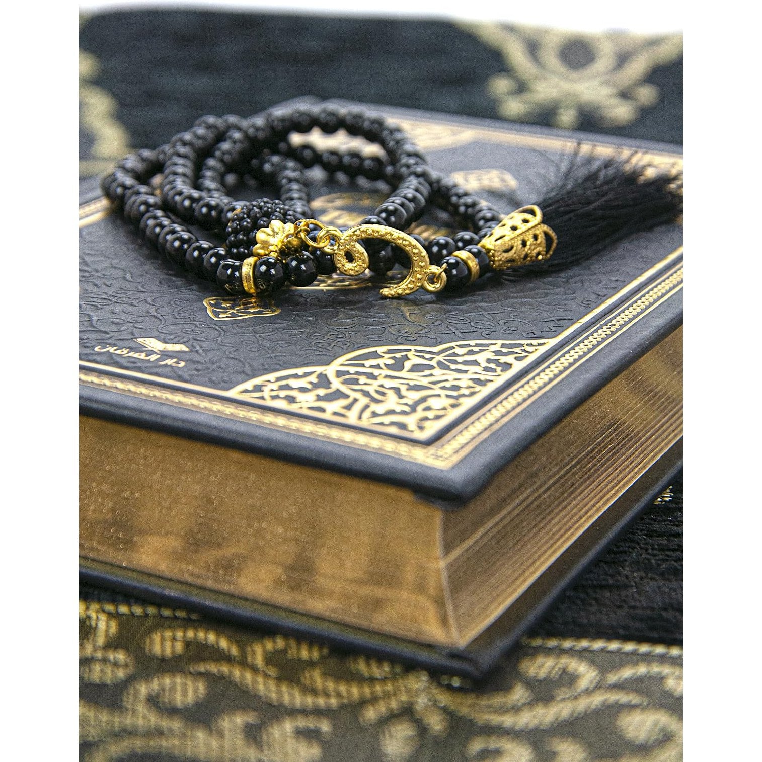 ihvan online Prayer Gift Set for Hajj and Umrah, Muslim Prayer Rug, Prayer Mat, Beads Taasbih, Holy Quran Translated English, Muslim Praying Mat, Islamic Gift Set for Ramadan & Eid, Black - Medaid International