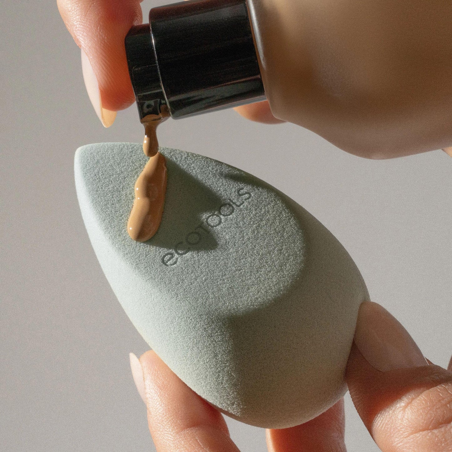 EcoTools Blurring Blender Makeup Sponge, Makeup Blending Sponge For Blurred Skin, For Liquid & Cream Foundation, Cloud Coverage Memory Foam, Eco Friendly, Latex Free, Cruelty-Free & Vegan 1 Count - Medaid International