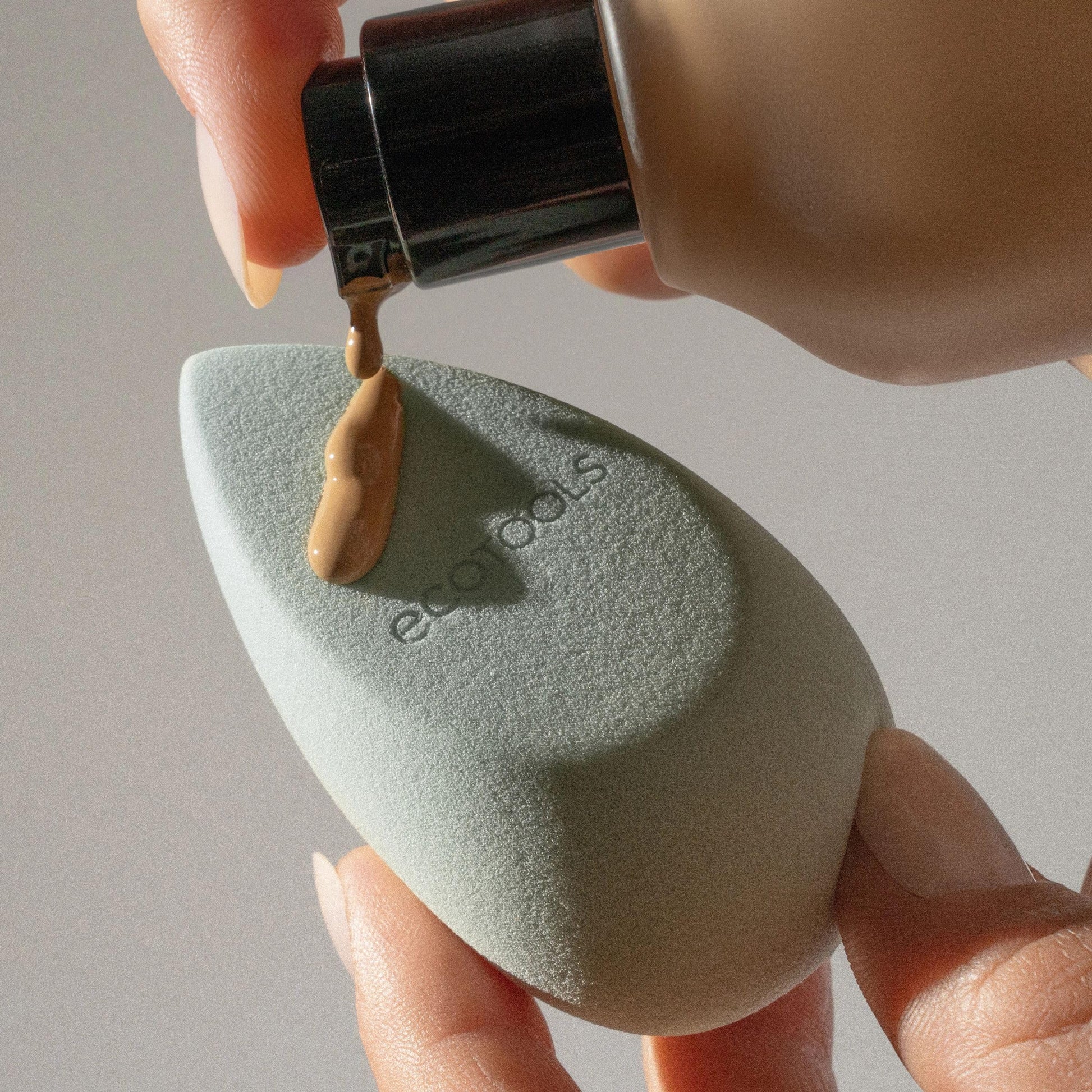 EcoTools Blurring Blender Makeup Sponge, Makeup Blending Sponge For Blurred Skin, For Liquid & Cream Foundation, Cloud Coverage Memory Foam, Eco Friendly, Latex Free, Cruelty-Free & Vegan 1 Count - Medaid International