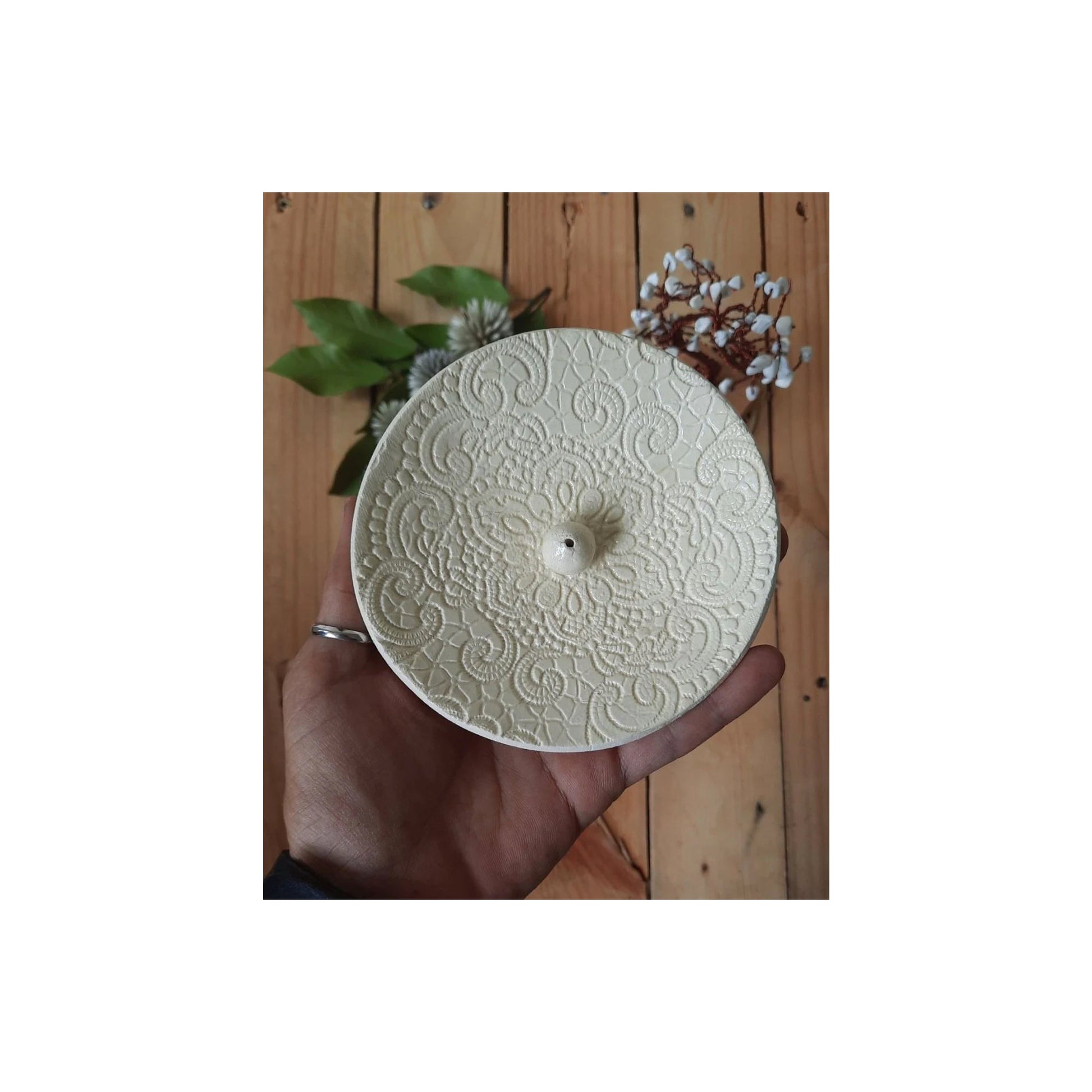 CLAY INCENSE HOLDERS - OFF WHITE  CENTER I - Medaid International